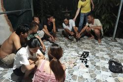 Bắt 9 đối tượng nam, nữ sát phạt nhau trên chiếu bạc trong ngày nghỉ lễ