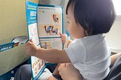 Cường Đô La khoe khoảnh khắc 'bà cụ non' của con gái, mới vài tháng tuổi đã ngồi đọc chữ như người lớn