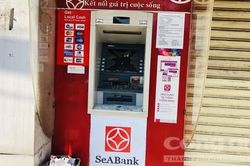 Hàng loạt trụ ATM bị đập phá ở Bình Dương