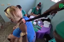 'Thần y' chữa bệnh bằng dao, búa ở Cuba
