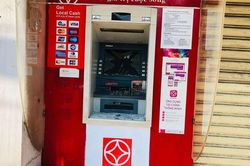 Người đàn ông nghi 'ngáo đá' đập phá hàng loạt trụ ATM ở Bình Dương