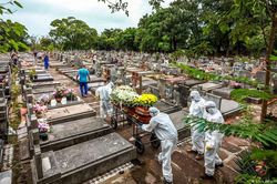 Vì sao Brazil cũng 'vỡ trận' nhưng bị quốc tế thờ ơ?