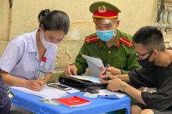 Công an quận Hoàn Kiếm xử phạt 134 người vì không đeo khẩu trang