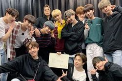 Hài hước khi BTS hóa 'team qua đường' của TXT