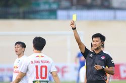 Công Phượng bị treo giò, nhận chỉ trích vì ném chai nước