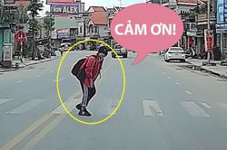 Ra đường đâu chỉ có những 'cảnh nóng'