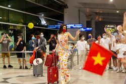 Khánh Vân diện trang phục đặc biệt lên đường thi Miss Universe