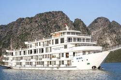 182 người bị cách ly trên tàu du lịch sau chuyến thăm Vịnh Hạ Long