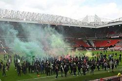 MU có thể bị trừ điểm vì để fan làm hoãn trận đấu với Liverpool