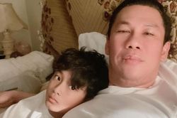 Đăng ảnh con trai ôm cứng, chồng cũ Lệ Quyên than thở vì bé Bo quá bám nên bố 'khó có người yêu'