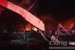 Cháy công ty mút xốp rộng cả chục ngàn mét vuông ở Bình Dương