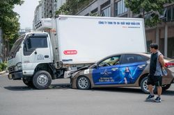 Xe Hyundai rúc gầm ôtô tải ở khu đô thị Sala TP.HCM