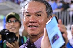 Nụ cười bầu Đức gây khó cho HAGL
