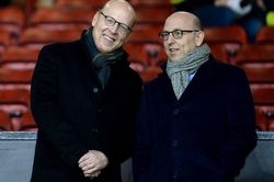 Nhà Glazers bòn rút tiền bạc, khiến MU lụn bại như thế nào?