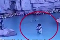 Mải dùng điện thoại, mẹ để con trai đuối nước ngay sau lưng