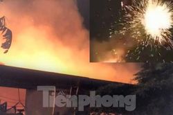 Lửa cháy rực kèm tia phóng lên trời như pháo hoa tại hai công ty ở Bình Dương