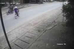 Đi xe đạp sang đường bất cẩn, cụ bà thoát nạn hy hữu
