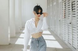 Combo sơmi, quần jeans phủ sóng thời trang đường phố của dàn sao Việt