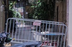 Con ngõ nơi nhân viên quán bar Sunny nhiễm COVID-19 sống bị phong tỏa