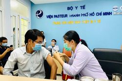 Khoảng 100 phóng viên tại TP Hồ Chí Minh được tiêm vaccine COVID-19