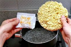 Nấu mì tôm, cho mì trước hay gói gia vị trước, nhiều người làm sai nên mì nát, mất ngon