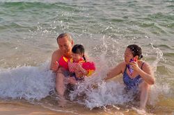 Hình ảnh vừa đáng yêu vừa hài hước của con gái Đặng Thu Thảo bên ông bà nội quyền lực
