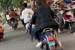 Điều khiển xe máy chở thi thể bạn ngay trên phố, người đi đường ai nấy đều sợ hãi
