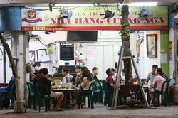 Quán ăn, cà phê đường phố ở Hà Nội vẫn tấp nập khách sau lệnh cấm hoạt động