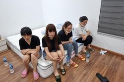 Cảnh sát phá cửa, bắt quả tang nhóm người Trung Quốc nhập cảnh 'chui' ở Hà Nội