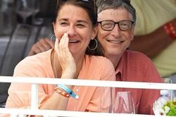 Dân mạng tiếc nuối những khoảnh khắc ngọt ngào trong suốt 27 năm hôn nhân của tỷ phú Bill Gates và vợ cũ
