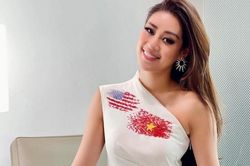 Mặc váy in hình quốc kỳ Việt – Mỹ, Khánh Vân gây sốt khi đến Miss Universe