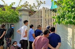 Người phụ nữ tử vong sau khi xô xát với con trai, trên cổ có vết cắt