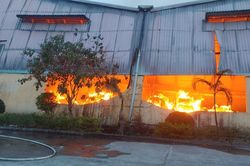 TT-Huế: Cháy lớn ở KCN Phú Bài, điều động hơn 10 xe chữa cháy dập lửa