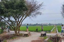 Người đàn ông tử vong trong tư thế treo cổ bằng dải khăn tang