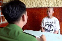 Rượu về 'cà khịa', dùng dao rạch mặt phụ nữ