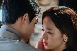 Xôn xao khoảng khắc 'tình màn ảnh' Jeon Yeo Bin dỗ ngọt Song Joong Ki