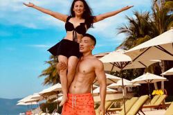 Phi Nhung diện bikini khoe body nhưng không 'hot' bằng khoảnh khắc bồng bế với trai trẻ 6 múi