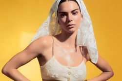 Thần thái chân dài triệu đô Kendall Jenner trên bìa Vogue Hong Kong gây tranh cãi