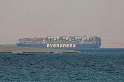 Siêu tàu chặn kênh đào Suez vẫn bị giữ vì thiếu tiền bồi thường