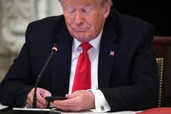 'Tòa án tối cao' của Facebook ra quyết định với tài khoản của ông Donald Trump