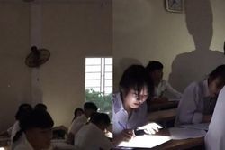 Tranh cãi clip học sinh Nghệ An đi học từ 4 giờ sáng vì lý do… tránh nắng