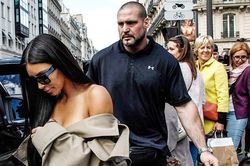 Kim Kardashian vướng vào vụ buôn lậu đồ cổ