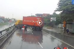 Khoảnh khắc xe Container lao lên dải phân cách chắn ngang đường