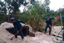 Dân quân giúp dân làm hầm trú, tránh bão