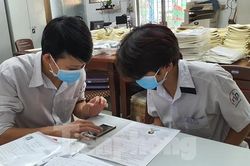 Học sinh TPHCM 'vắt chân lên cổ' thi gần chục môn trong 3 ngày