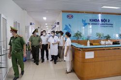 Xử phạt 10 triệu đồng với người nhà bệnh nhân không đeo khẩu trang