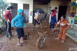 Giáo viên, phụ huynh vùng cao còng lưng đẩy bùn, dọn trường sau mưa lớn