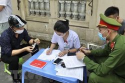 Đeo khẩu trang, giữ khoảng cách khi giao tiếp là biện pháp tự phòng vệ