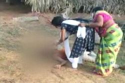 Video thương tâm mẹ ngăn con gái mang nước cho cha mắc COVID-19 tại Ấn Độ