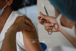 Nhiều địa phương tiêm phòng cho các đối tượng thuộc tuyến đầu chống dịch